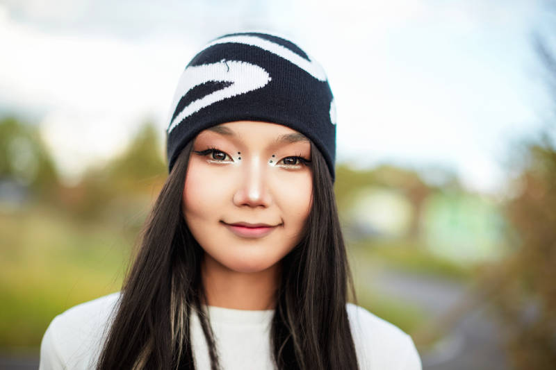 在景区旅游拍照的蒙古族美丽姑娘图片