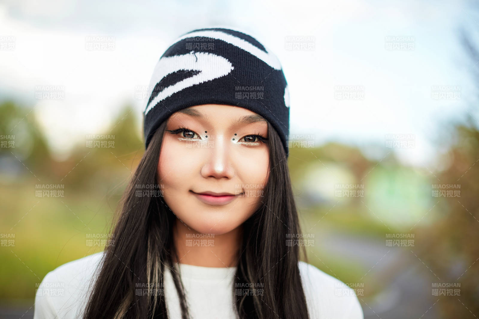 在景区旅游拍照的蒙古族美丽姑娘图片