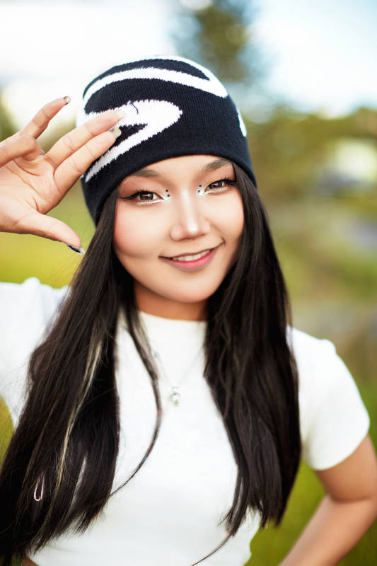 在景区旅游拍照的蒙古族美丽姑娘图片