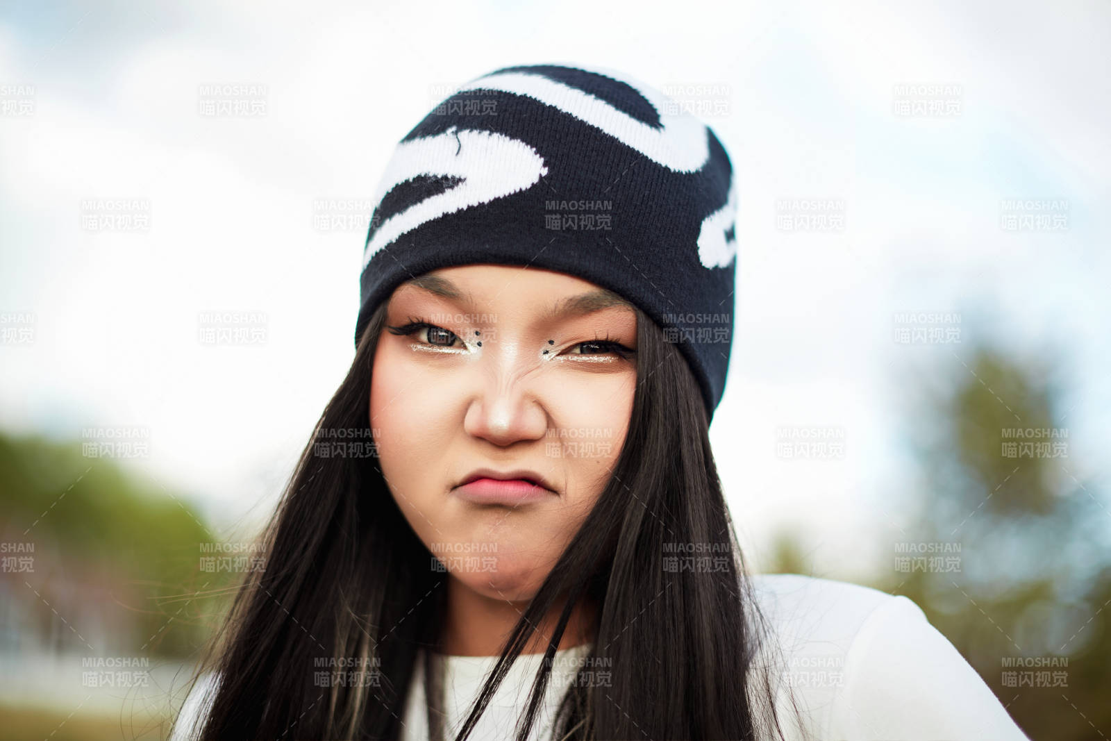 在景区旅游拍照的蒙古族美丽姑娘图片