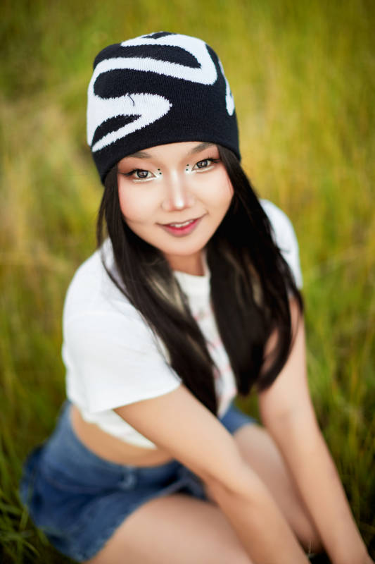 在景区旅游拍照的蒙古族美丽姑娘图片