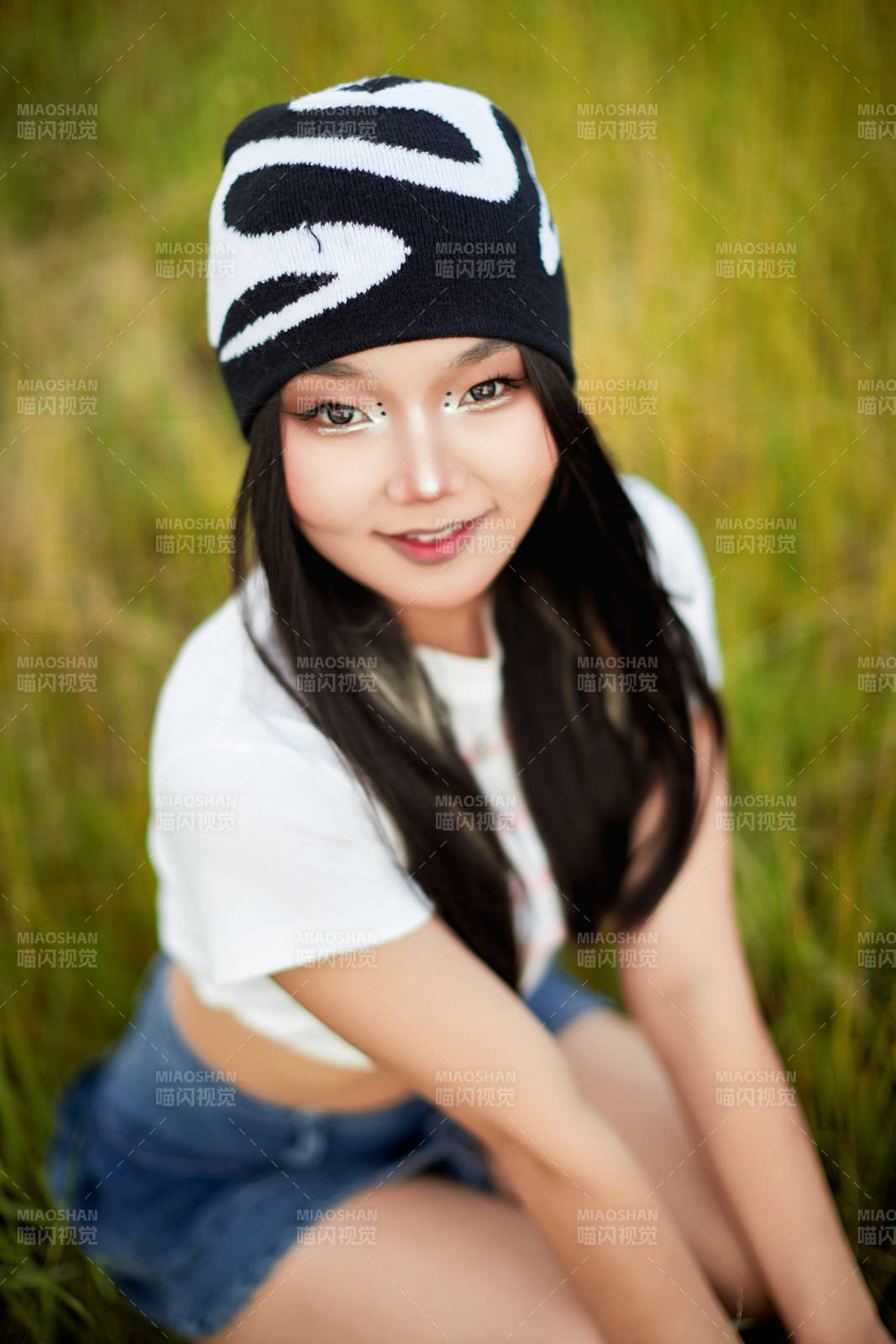 在景区旅游拍照的蒙古族美丽姑娘图片