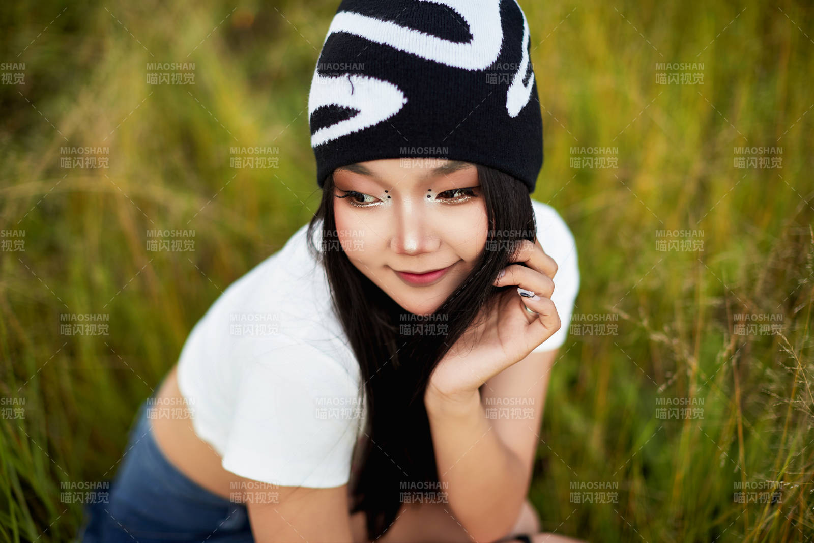 在景区旅游拍照的蒙古族美丽姑娘图片