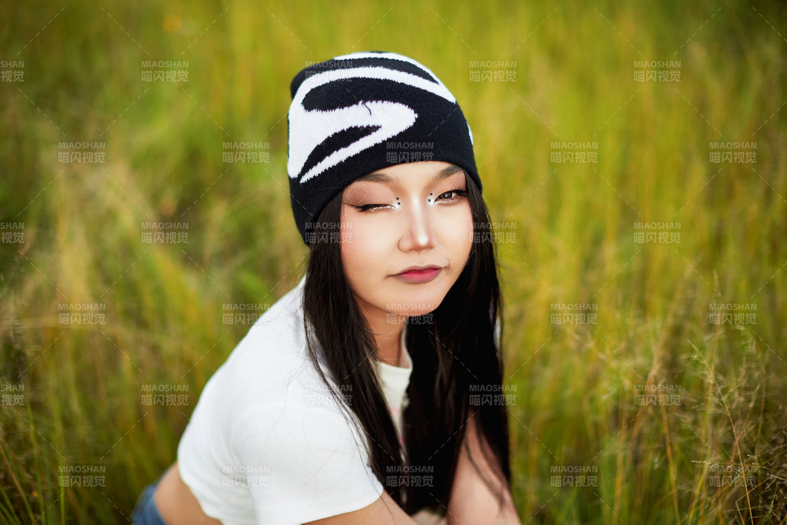 在景区旅游拍照的蒙古族美丽姑娘图片