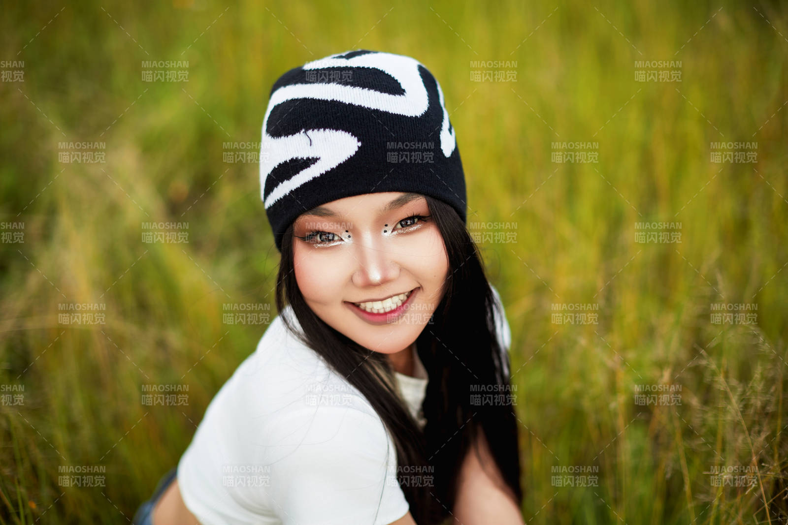 在景区旅游拍照的蒙古族美丽姑娘图片