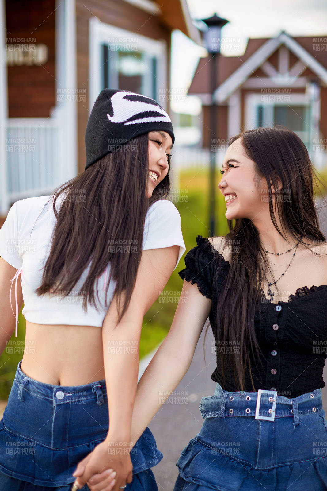 在户外游玩拍照亲密无间的闺蜜图片
