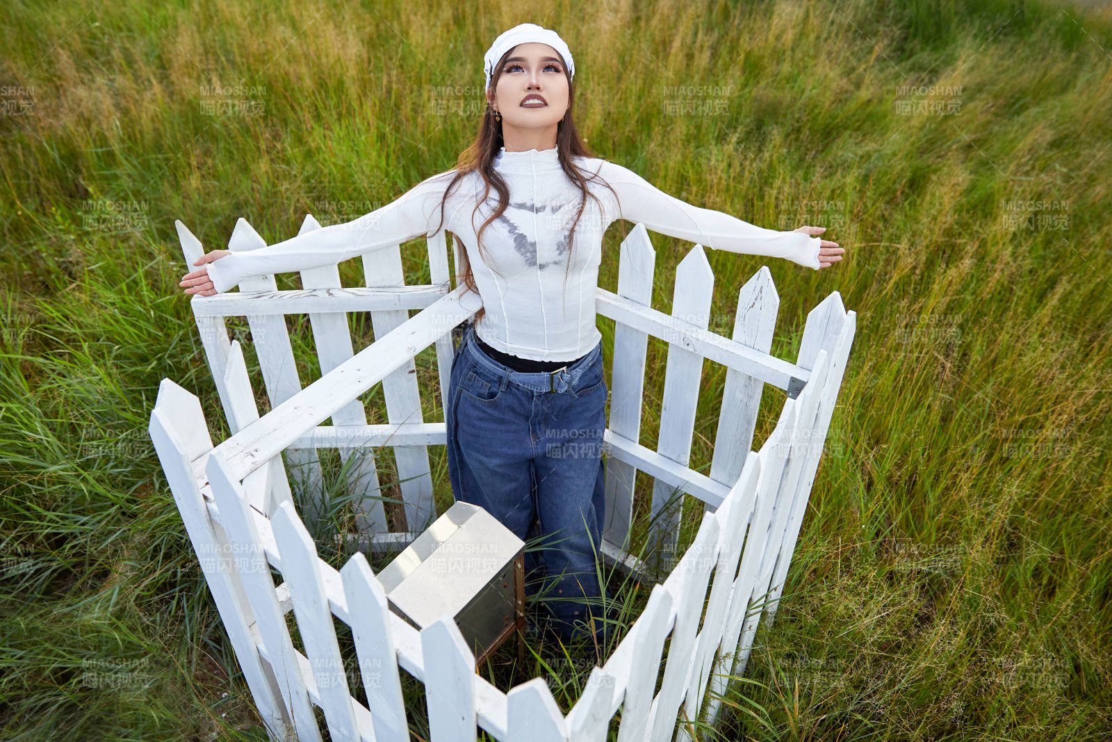 在坝上草原景区旅游拍照的亚洲女性图片