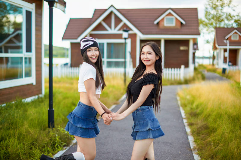 在户外游玩拍照亲密无间的闺蜜图片