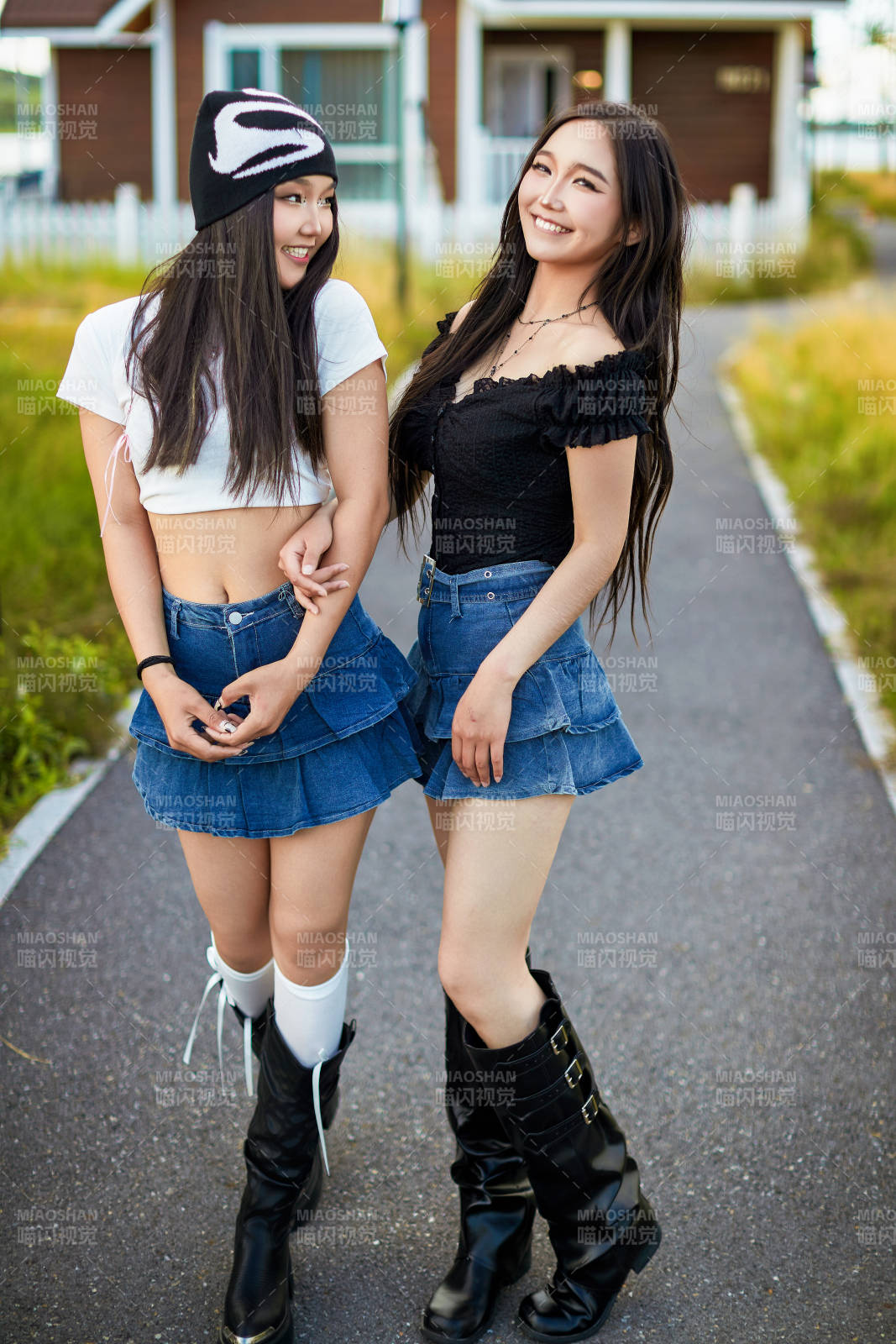 在户外游玩拍照亲密无间的闺蜜图片