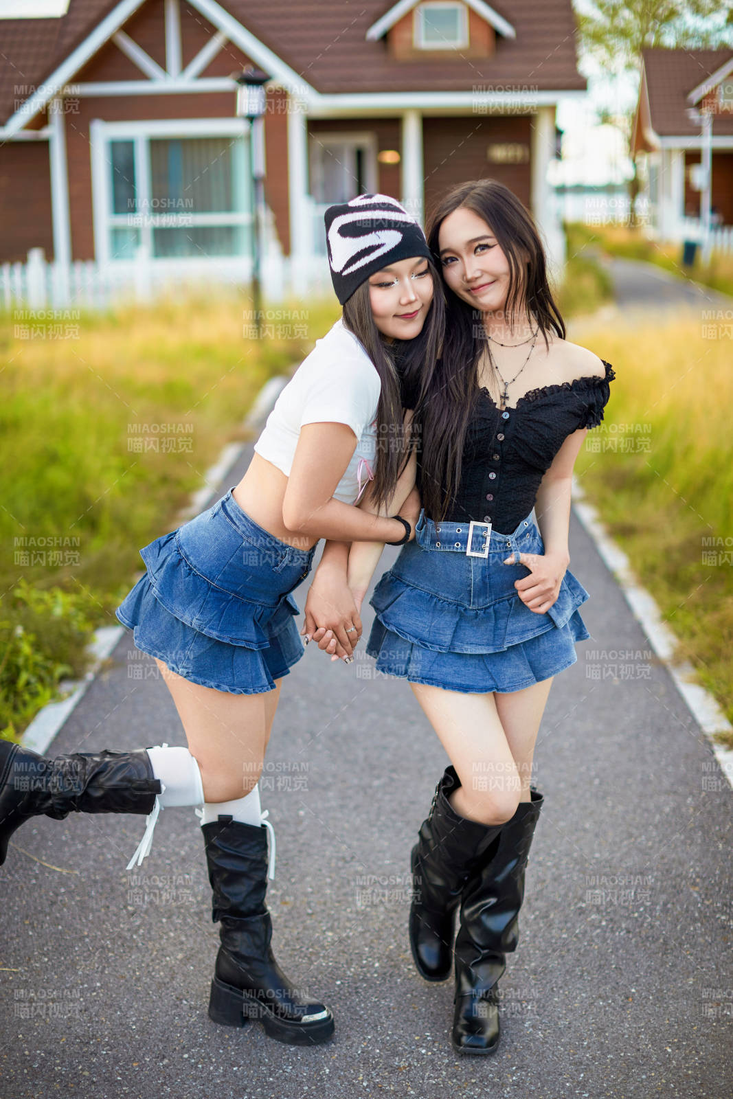 在户外游玩拍照亲密无间的闺蜜图片