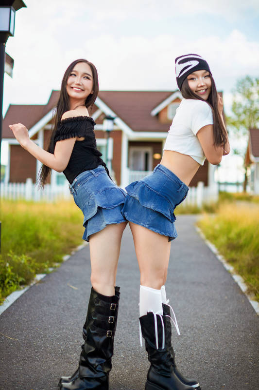 在户外游玩拍照亲密无间的闺蜜图片