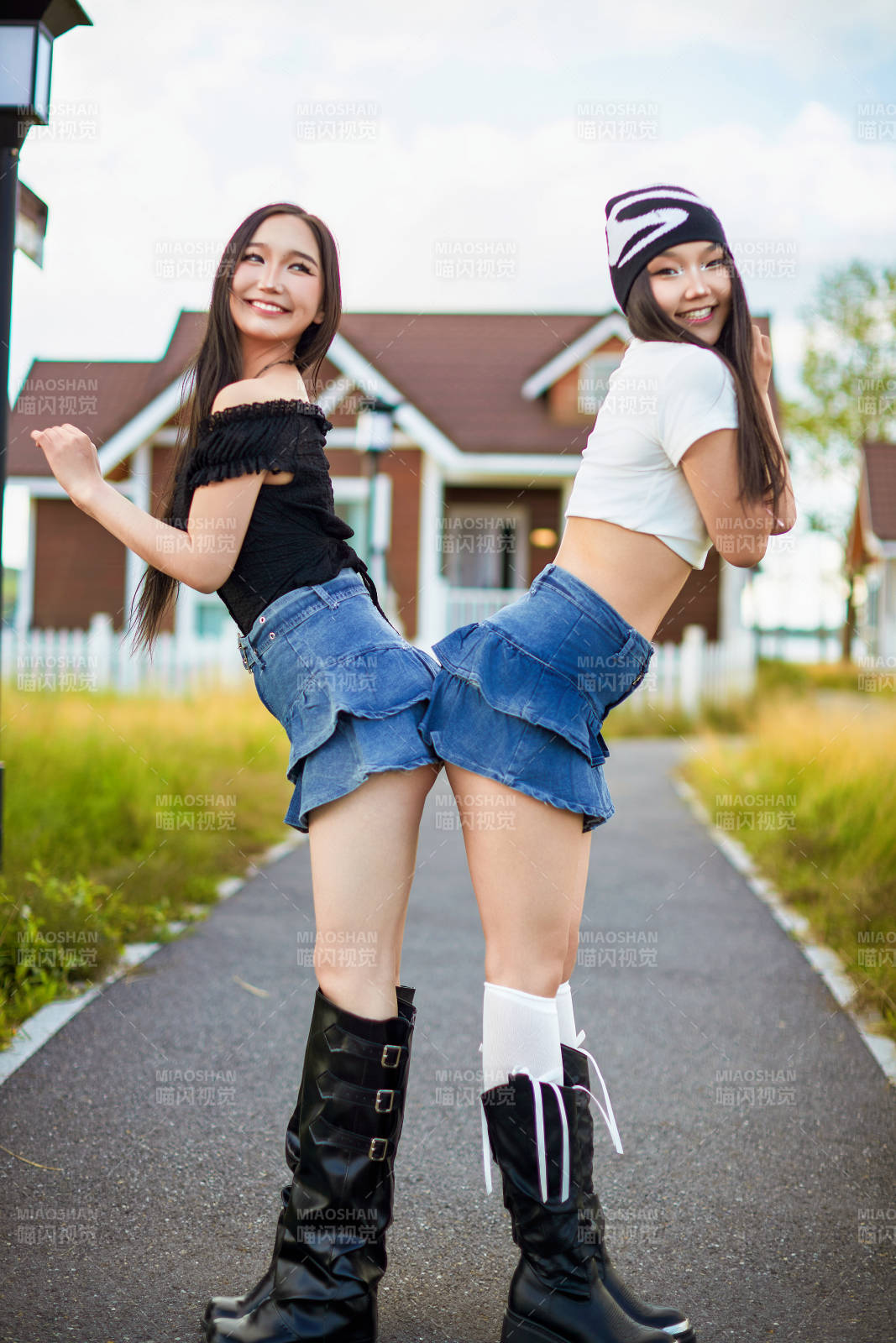 在户外游玩拍照亲密无间的闺蜜图片