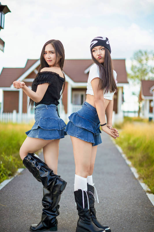 在户外游玩拍照亲密无间的闺蜜图片