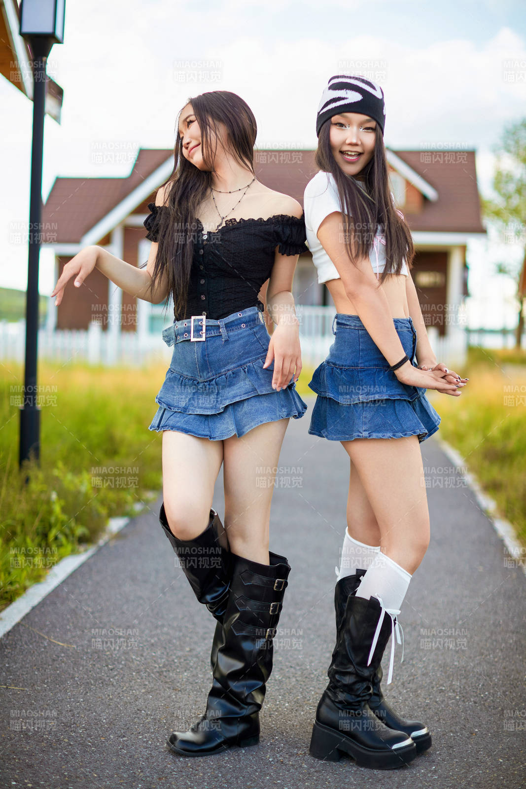 在户外游玩拍照亲密无间的闺蜜图片