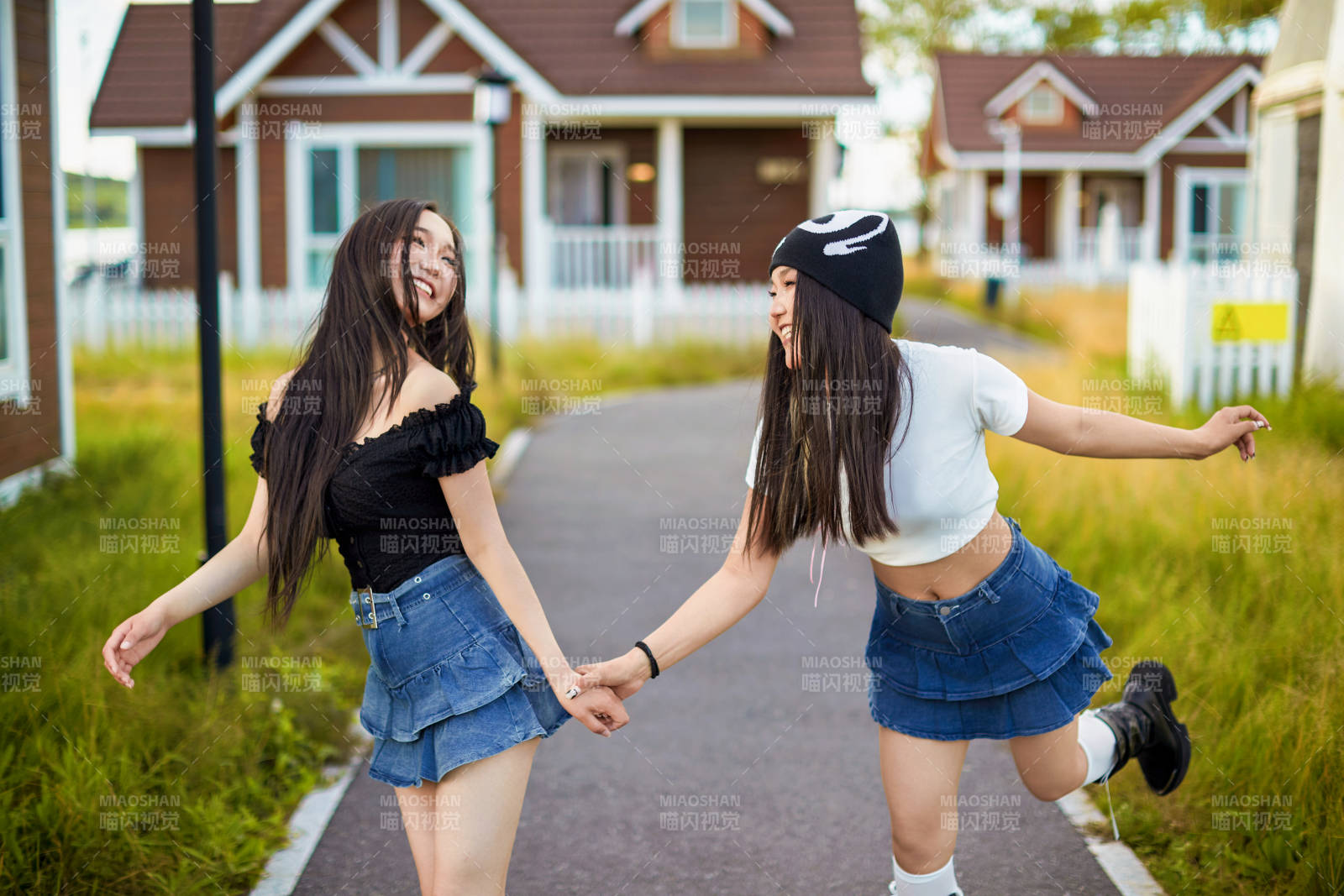 在户外游玩拍照亲密无间的闺蜜图片