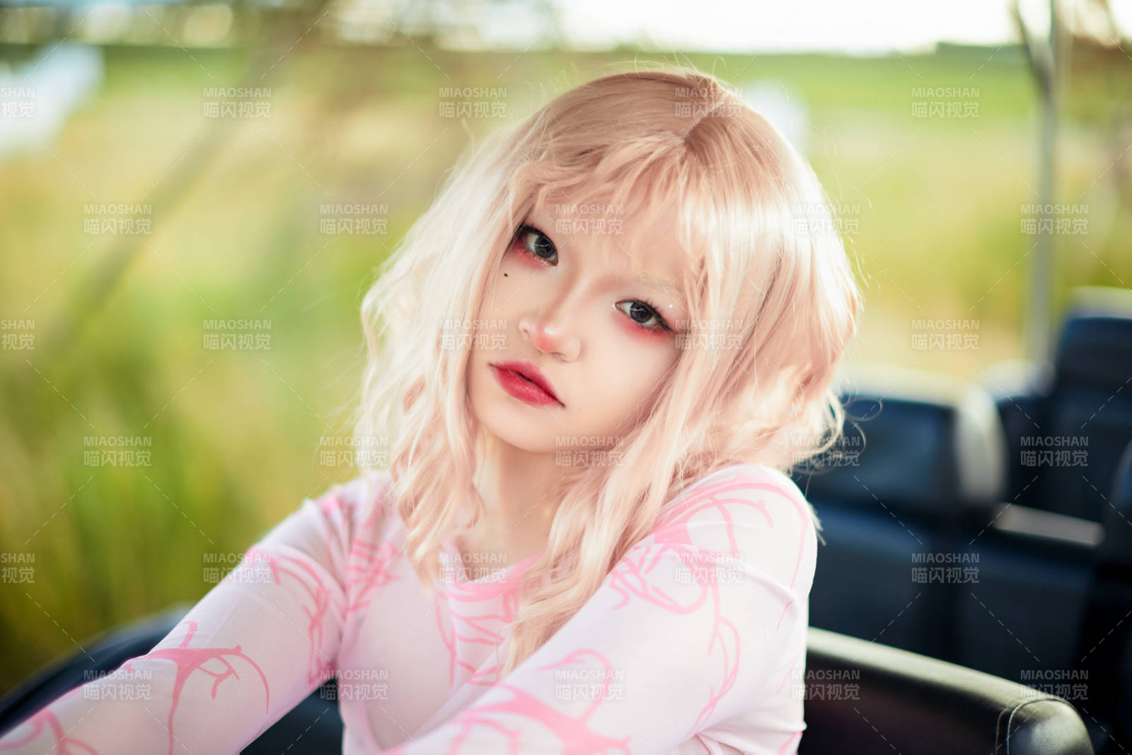 打扮时尚坐在旅游观光车上的亚洲美女图片