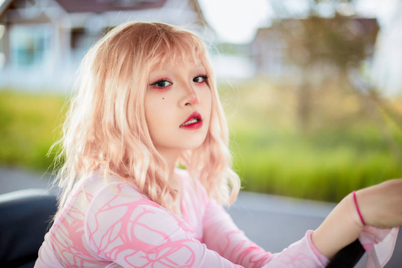 打扮时尚坐在旅游观光车上的亚洲美女图片