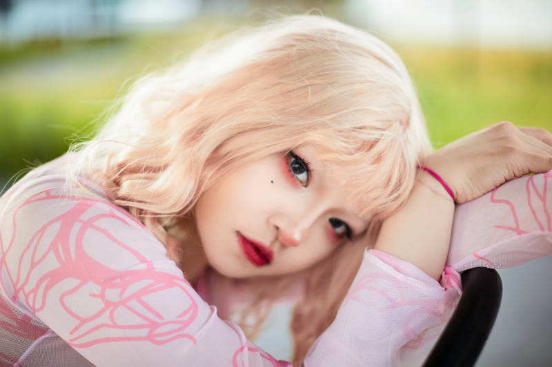 打扮时尚坐在旅游观光车上的亚洲美女图片