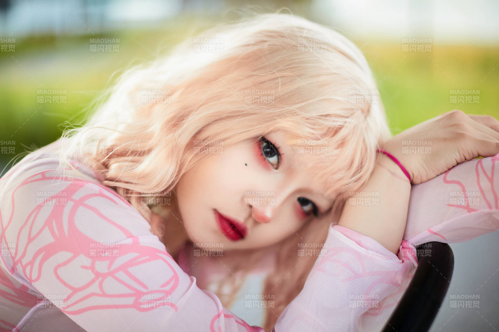 打扮时尚坐在旅游观光车上的亚洲美女图片