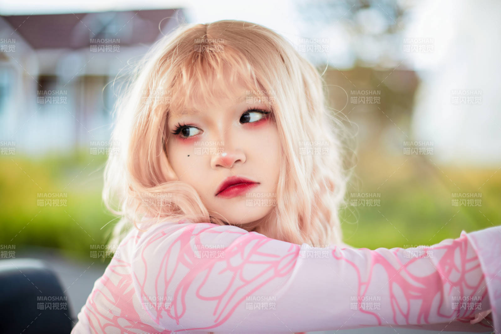 打扮时尚坐在旅游观光车上的亚洲美女图片