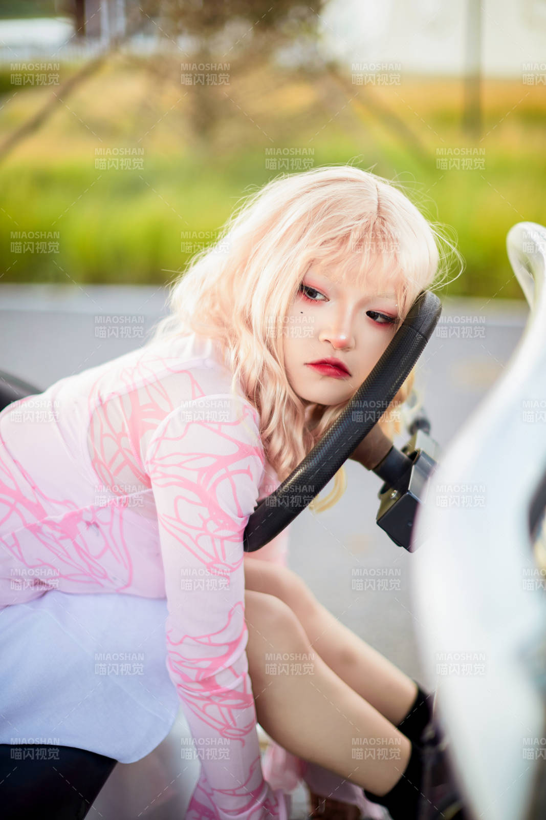 打扮时尚坐在旅游观光车上的亚洲美女图片