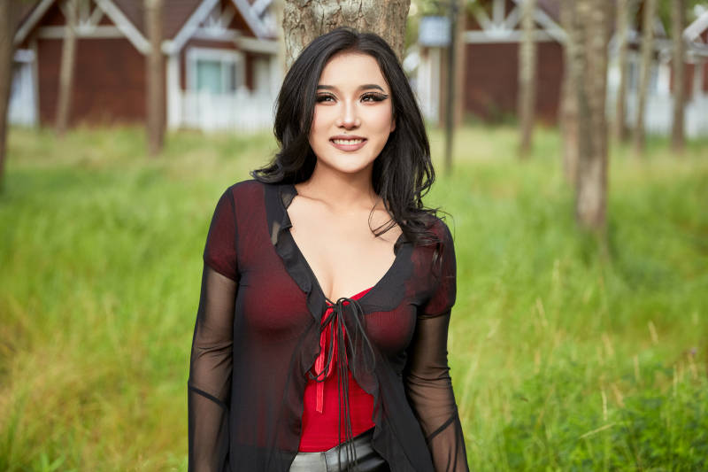 穿着性感服饰在户外拍照的亚洲女性图片