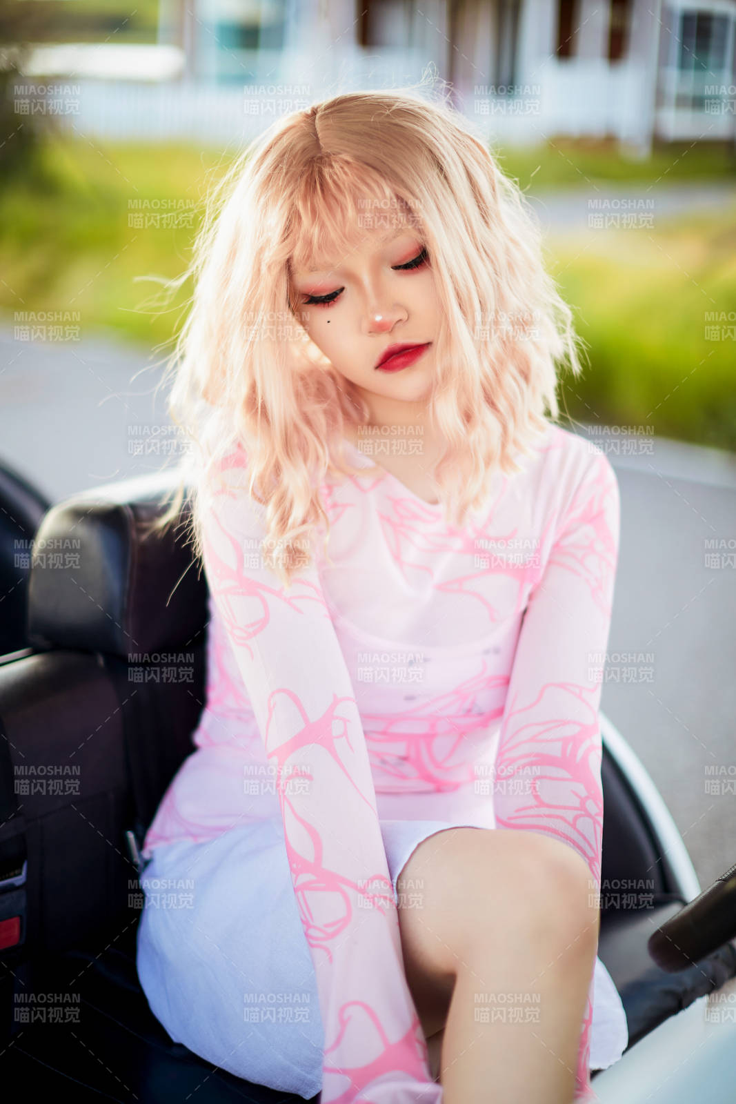 打扮时尚坐在旅游观光车上的亚洲美女图片