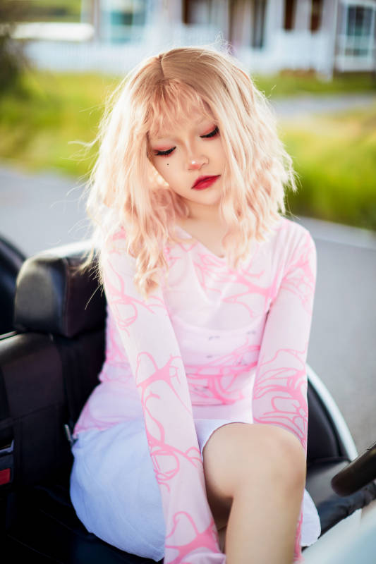 打扮时尚坐在旅游观光车上的亚洲美女图片