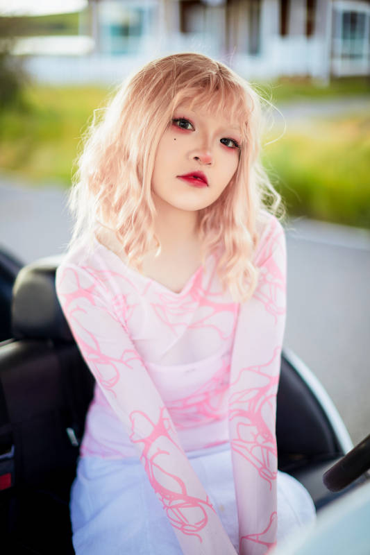 打扮时尚坐在旅游观光车上的亚洲美女图片