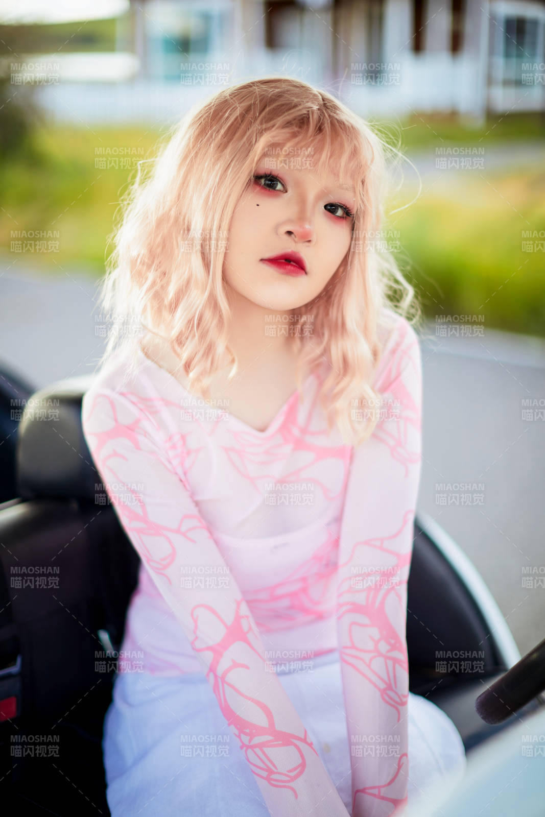 打扮时尚坐在旅游观光车上的亚洲美女图片