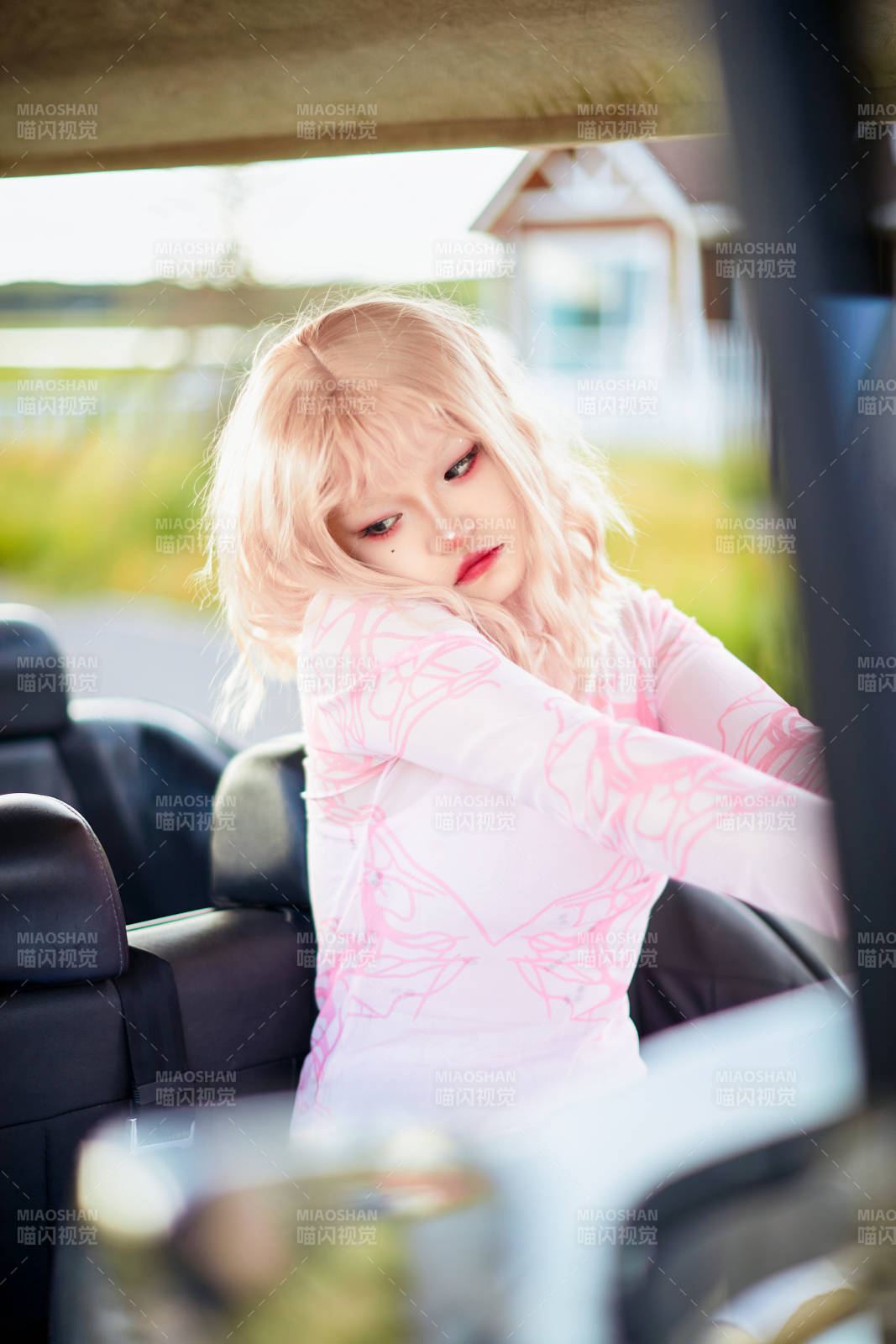 打扮时尚坐在旅游观光车上的亚洲美女图片