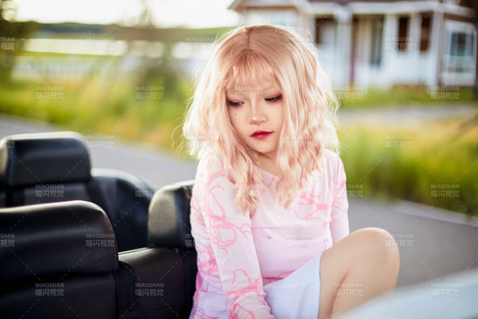 打扮时尚坐在旅游观光车上的亚洲美女图片