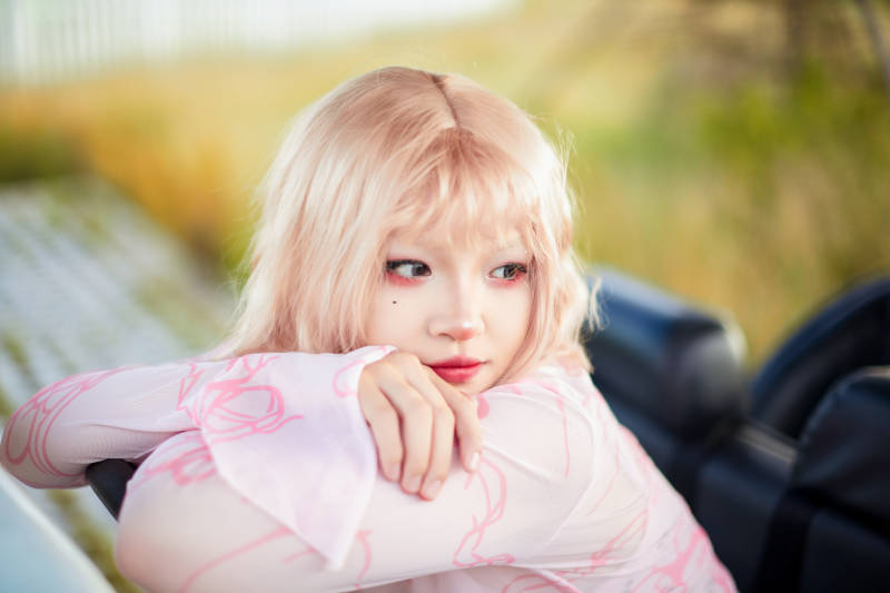 打扮时尚坐在旅游观光车上的亚洲美女图片