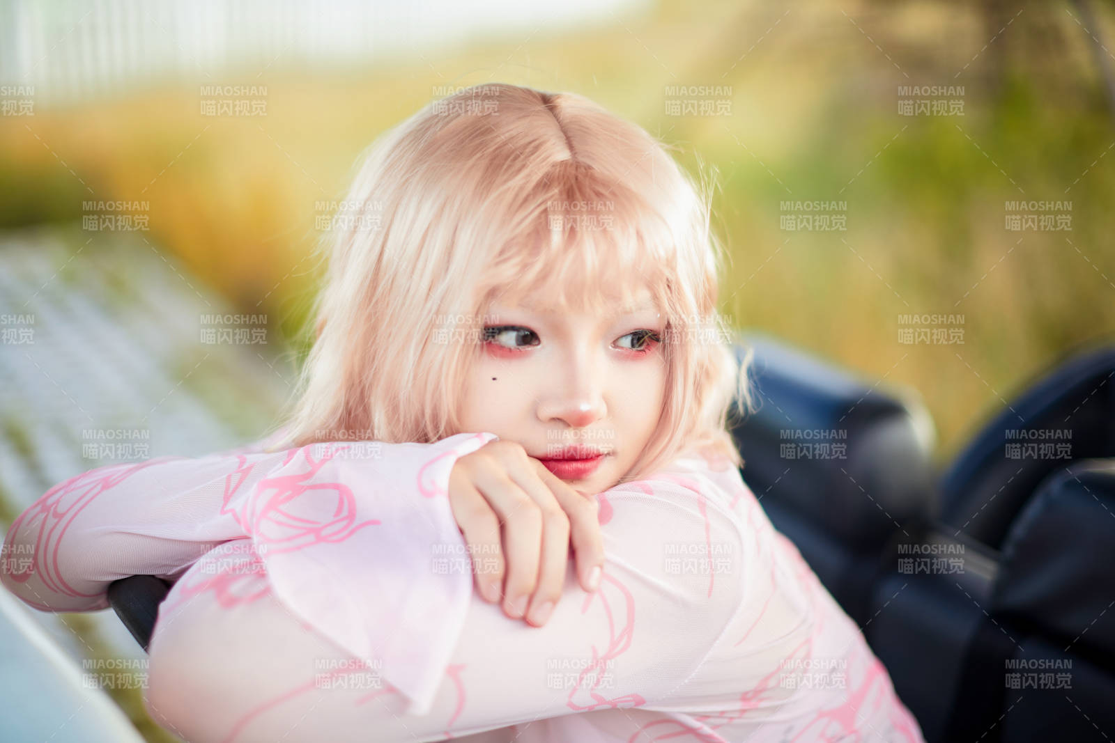 打扮时尚坐在旅游观光车上的亚洲美女图片