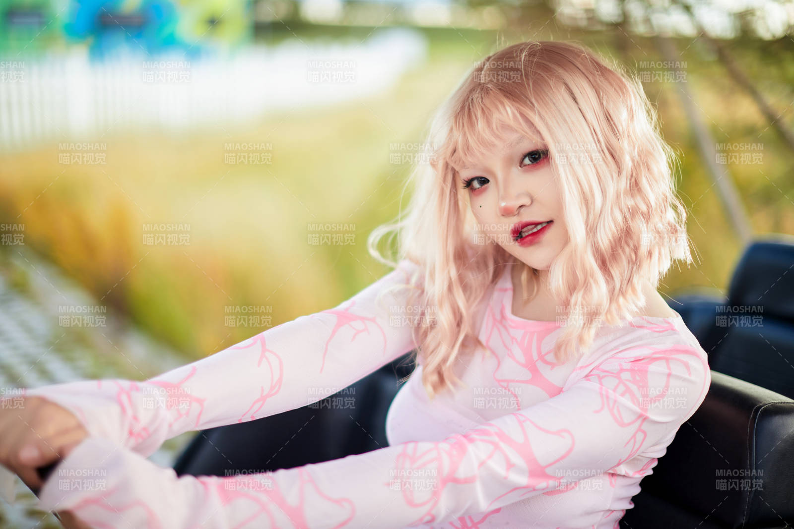 打扮时尚坐在旅游观光车上的亚洲美女图片