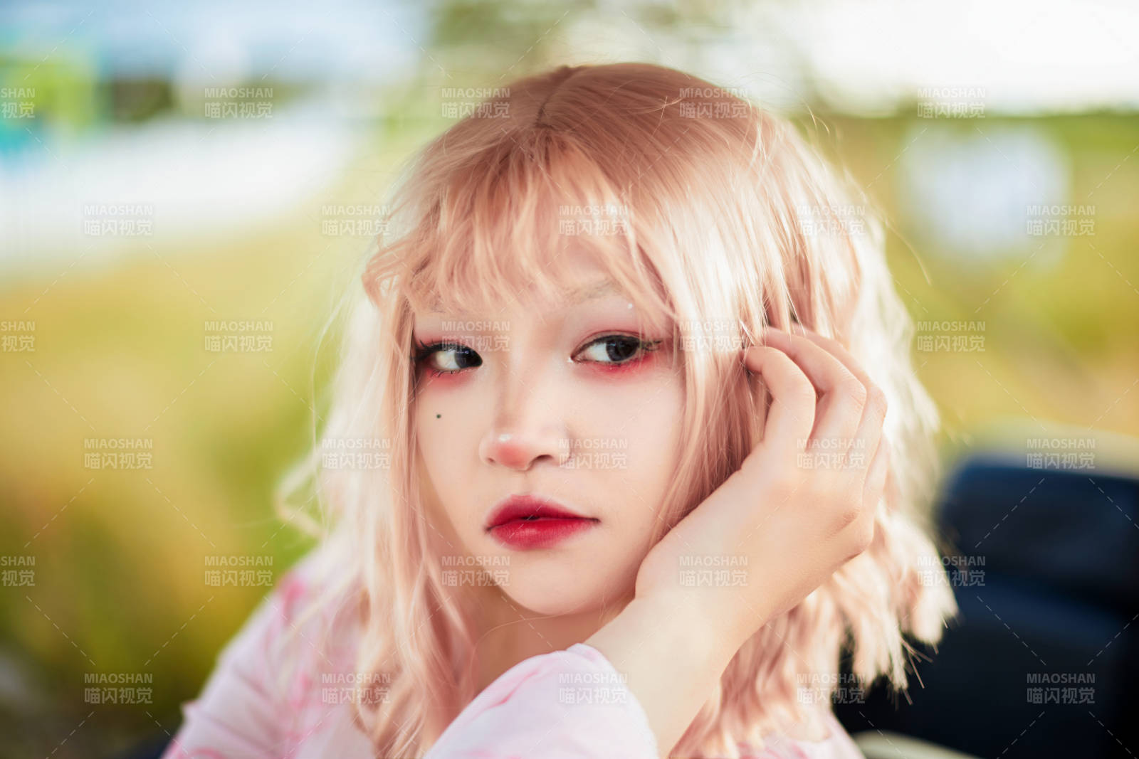 打扮时尚坐在旅游观光车上的亚洲美女图片