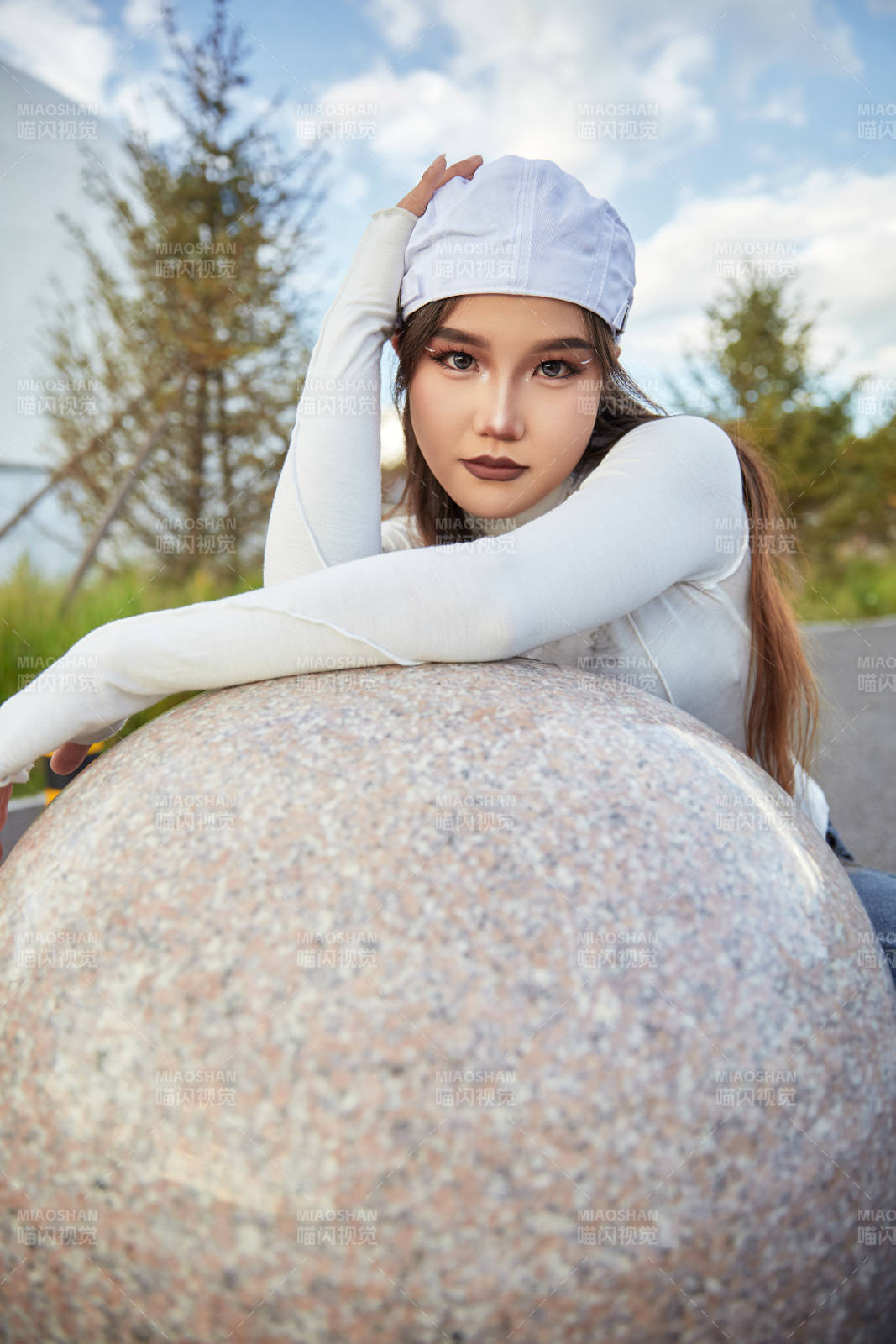 在坝上草原景区旅游拍照的亚洲女性图片