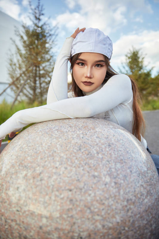 在坝上草原景区旅游拍照的亚洲女性图片
