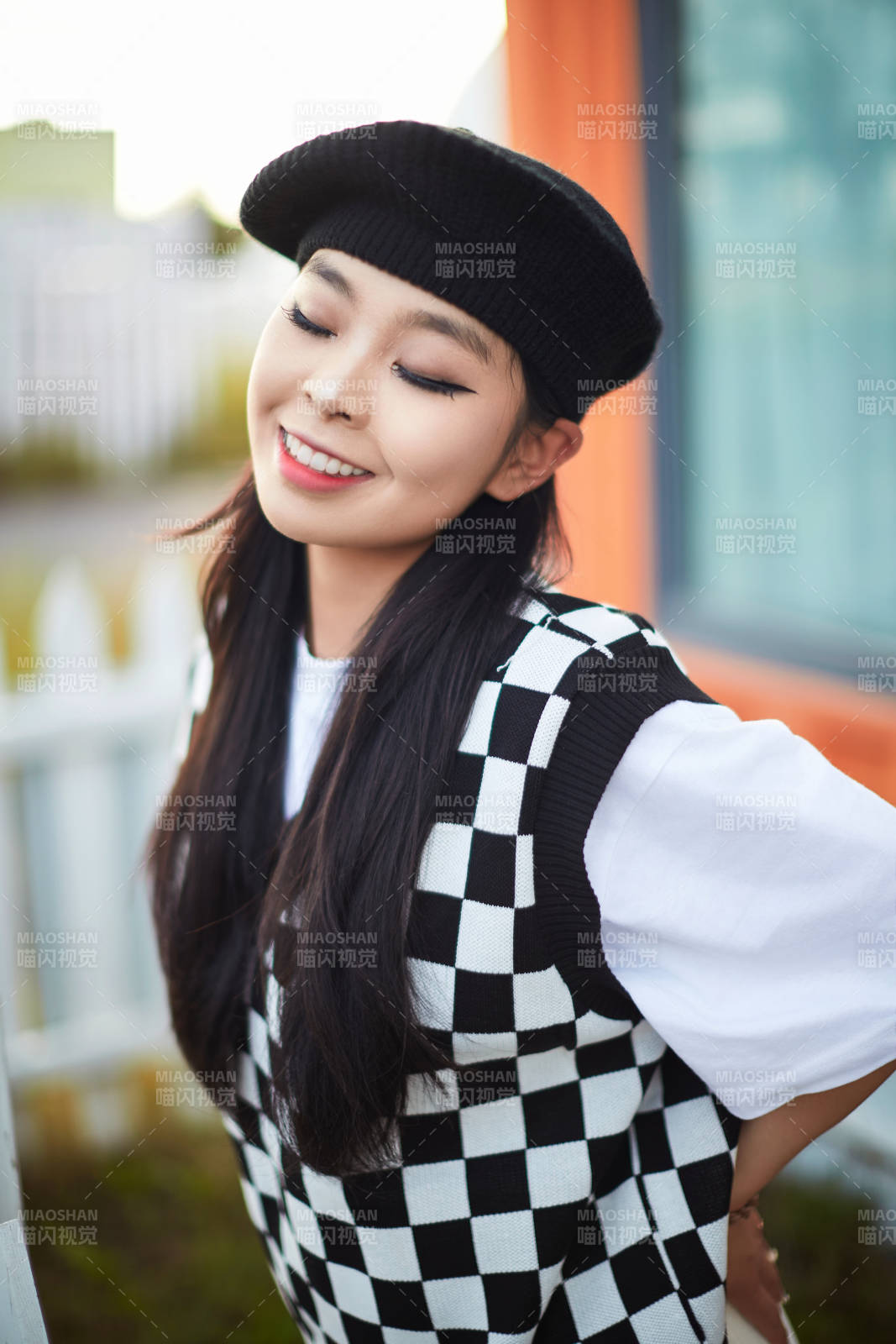 在坝上草原景区旅游放松的美丽姑娘图片