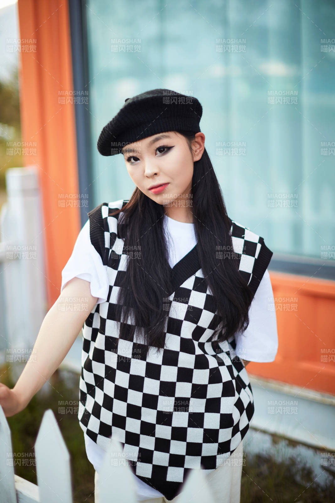 在坝上草原景区旅游放松的美丽姑娘图片