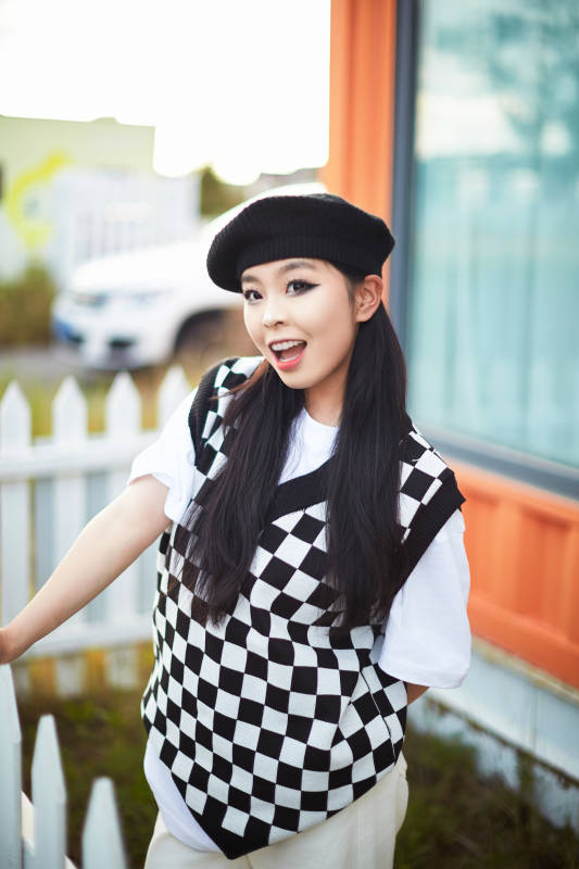 在坝上草原景区旅游放松的美丽姑娘图片