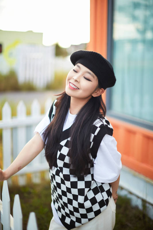 在坝上草原景区旅游放松的美丽姑娘图片