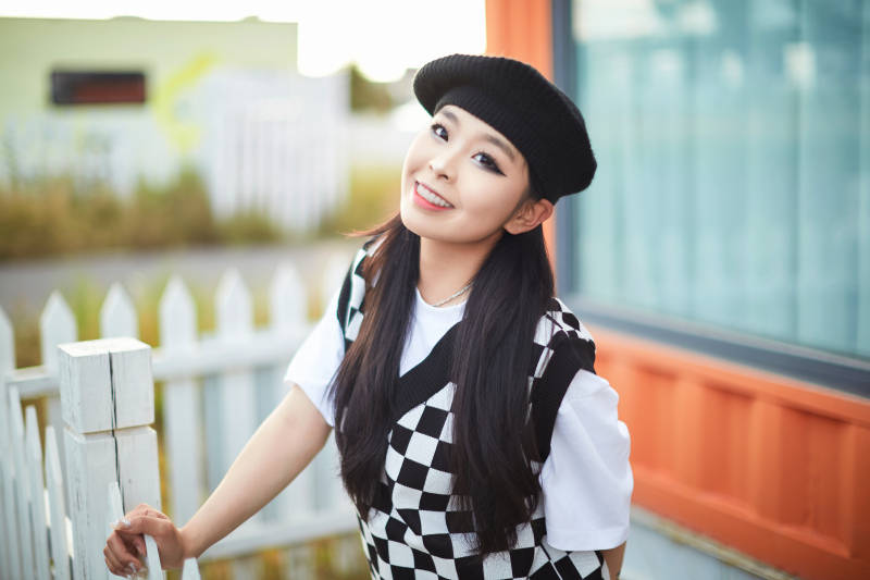 在坝上草原景区旅游放松的美丽姑娘图片