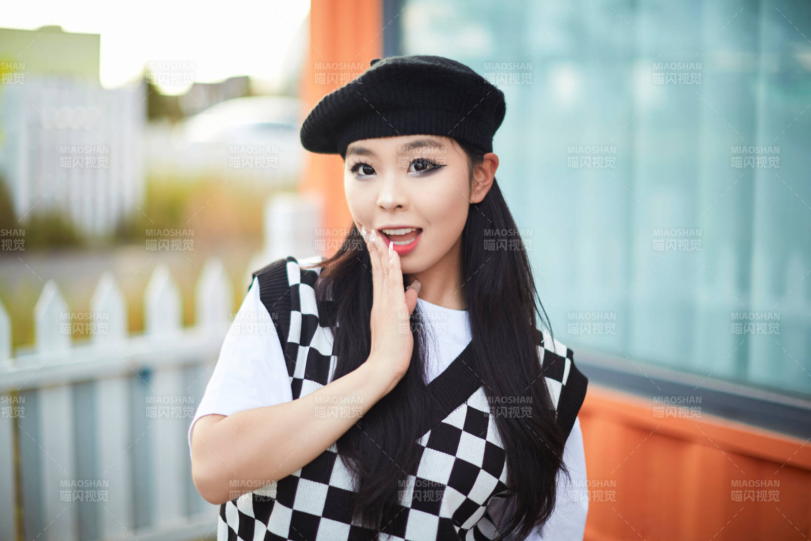 在坝上草原景区旅游放松的美丽姑娘图片