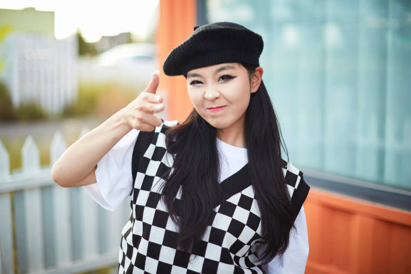 在坝上草原景区旅游放松的美丽姑娘图片