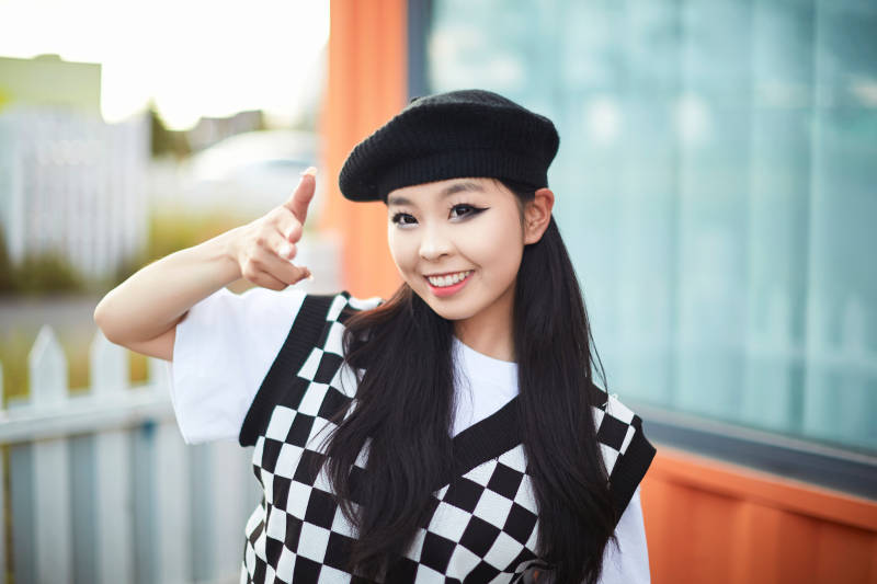 在坝上草原景区旅游放松的美丽姑娘图片