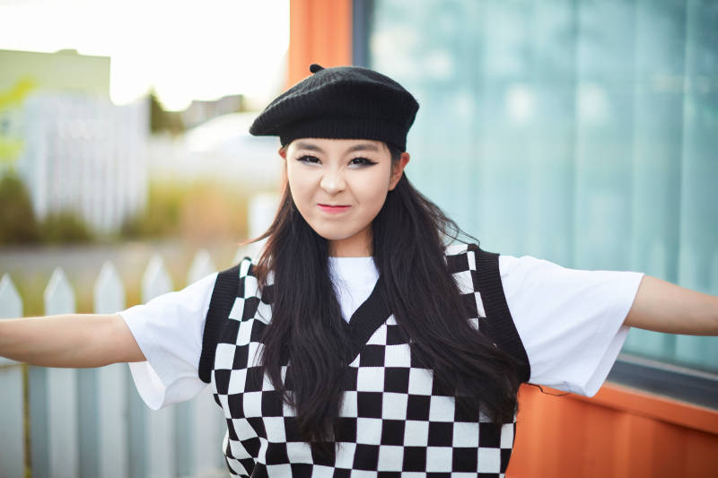 在坝上草原景区旅游放松的美丽姑娘图片