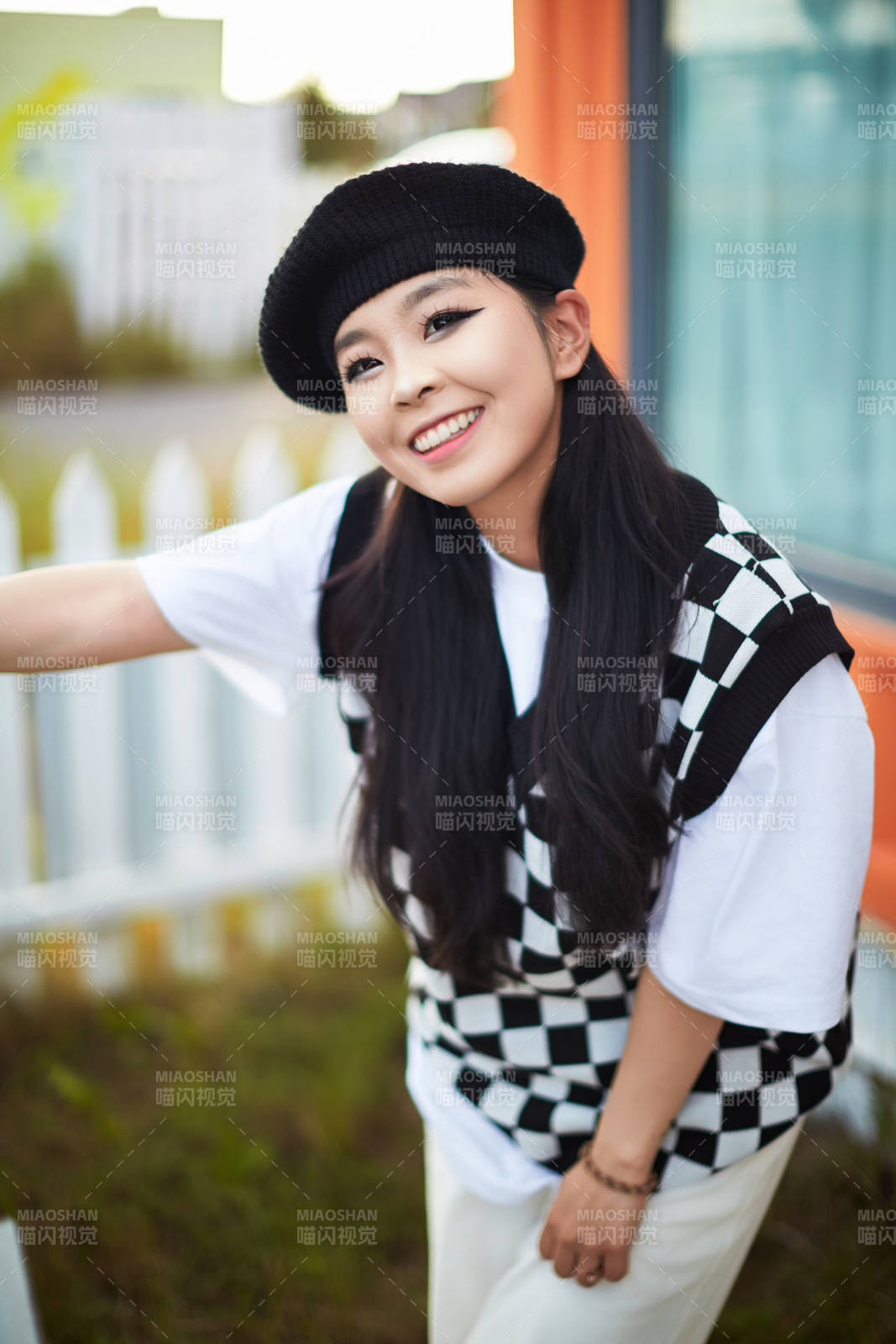 在坝上草原景区旅游放松的美丽姑娘图片