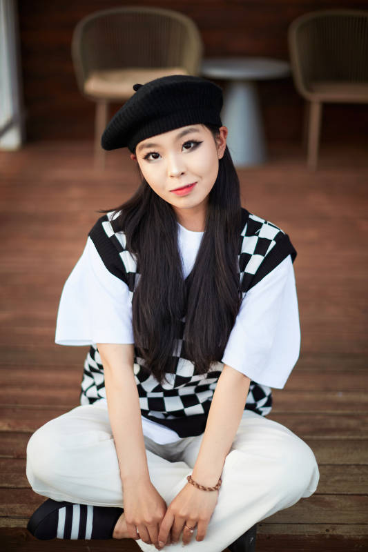 在坝上草原景区旅游放松的美丽姑娘图片