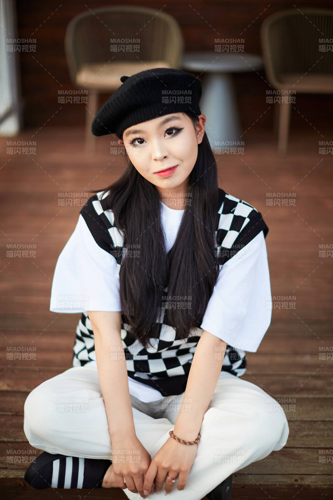 在坝上草原景区旅游放松的美丽姑娘图片